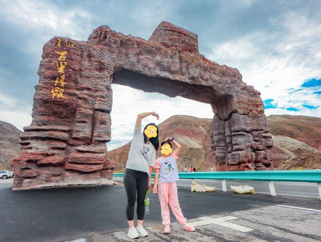 北疆暑期亲子游相册实景中的亲子合影场景